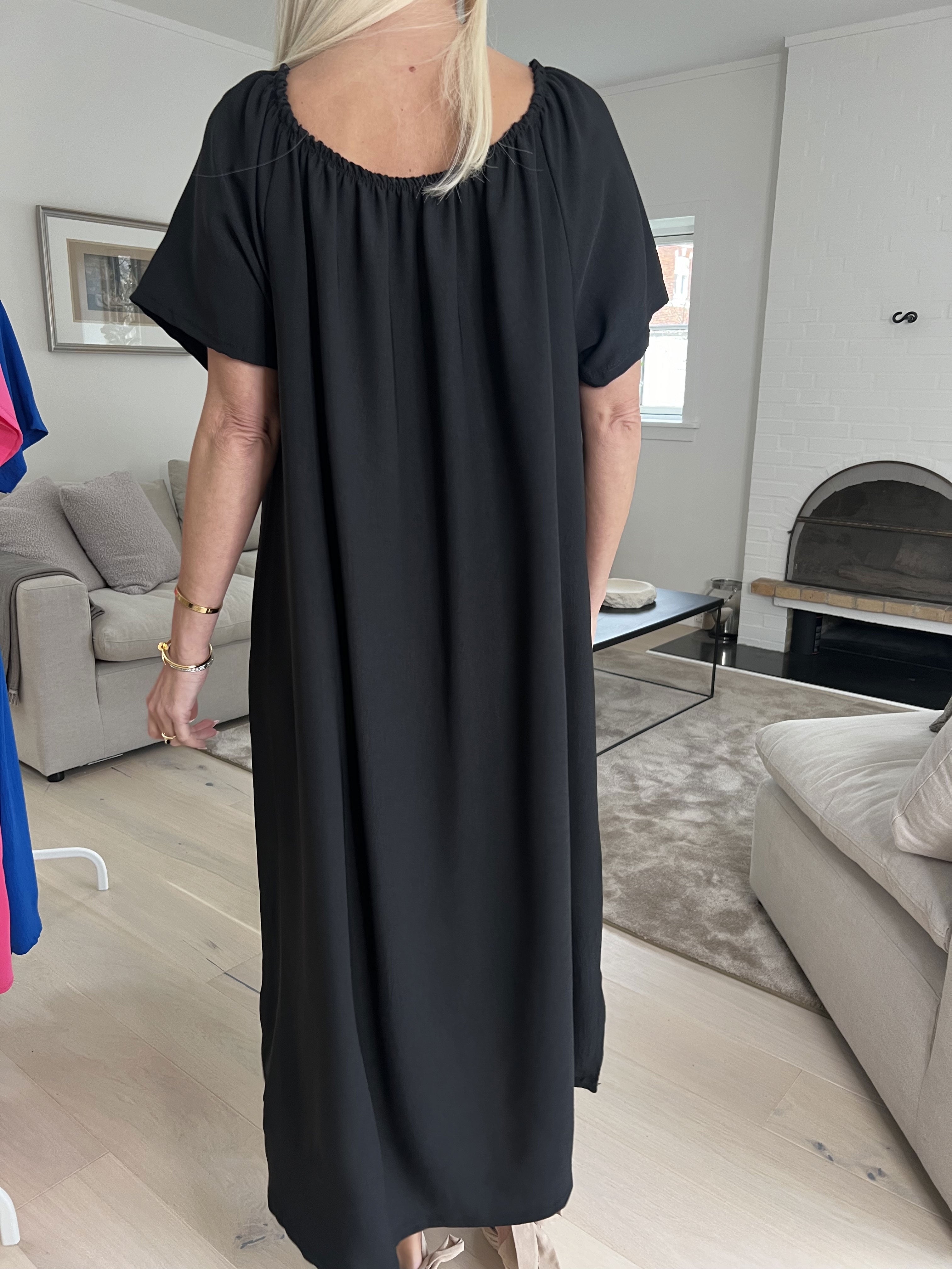 Taima - Lang ensfarvet kjole med elastikkant